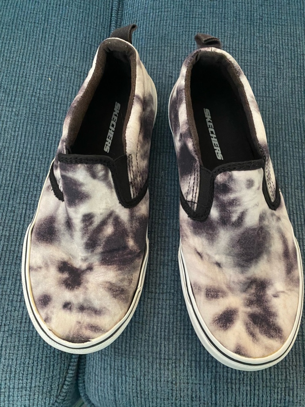 Kids size 3 Skechers Tie-Dye Slip-On Sneakers in Black & White